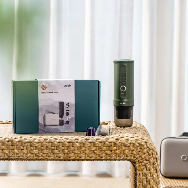 Outin Traveler Espresso Gift Set, Forest Green, in use